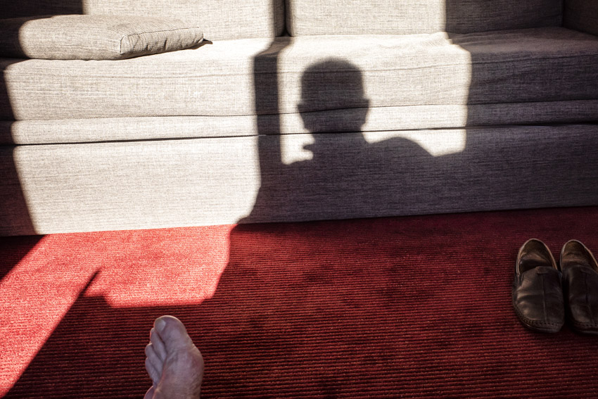 STRAATFOTOGRAFIE  De vrijheid van kijken, luisteren, voelen en slenteren.  Mijn plezier zit in het vastleggen van ‘gewone’ momenten met een verhalend karakter. Soms raadselachtig, grappig of ernstig. Het lijkt de waarheid maar is het niet. Het is de interpretatie van jou (en mij) van een moment van de werkelijkheid.